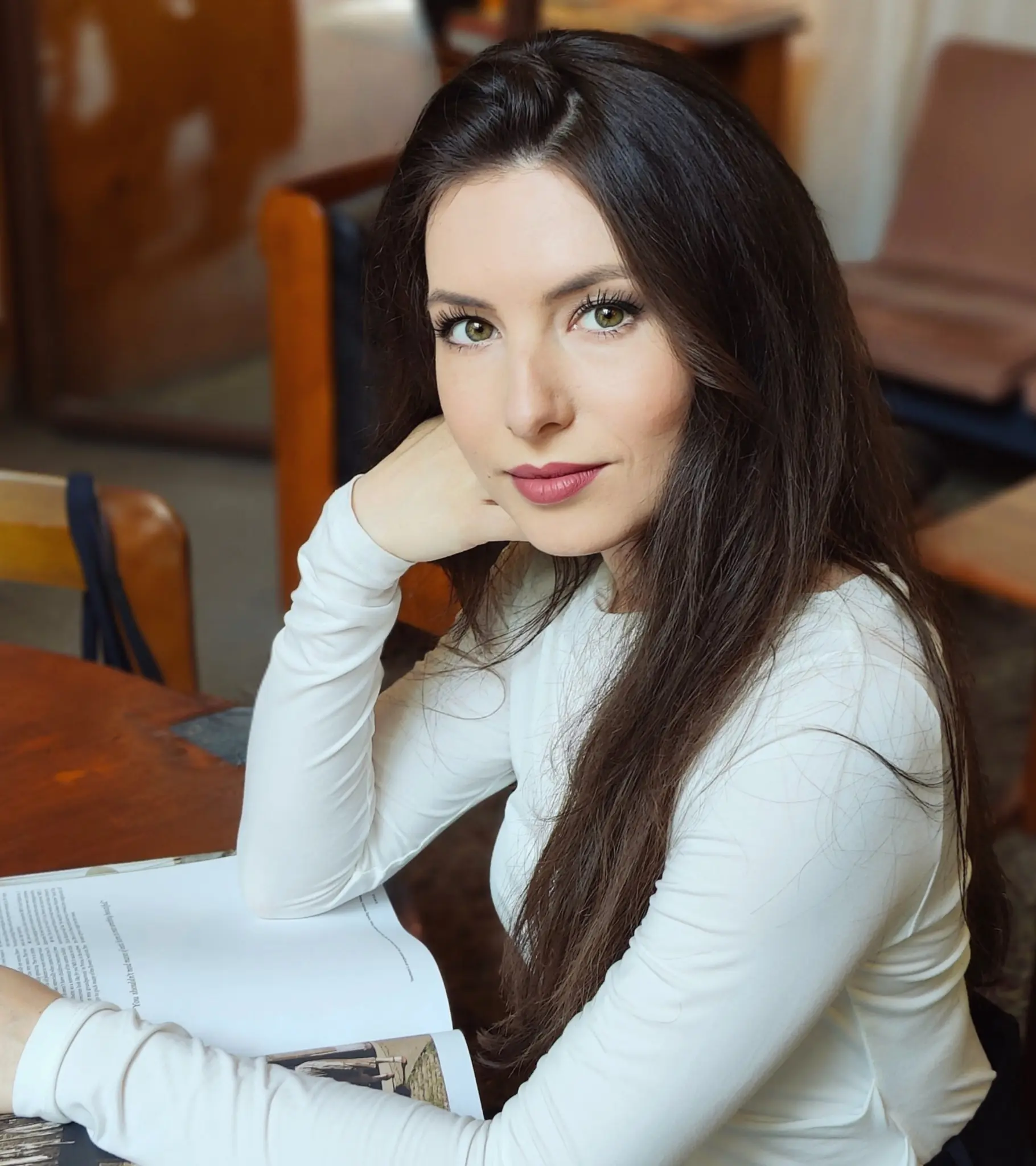 Osoba podczas pracy z książką w spokojnym wnętrzu