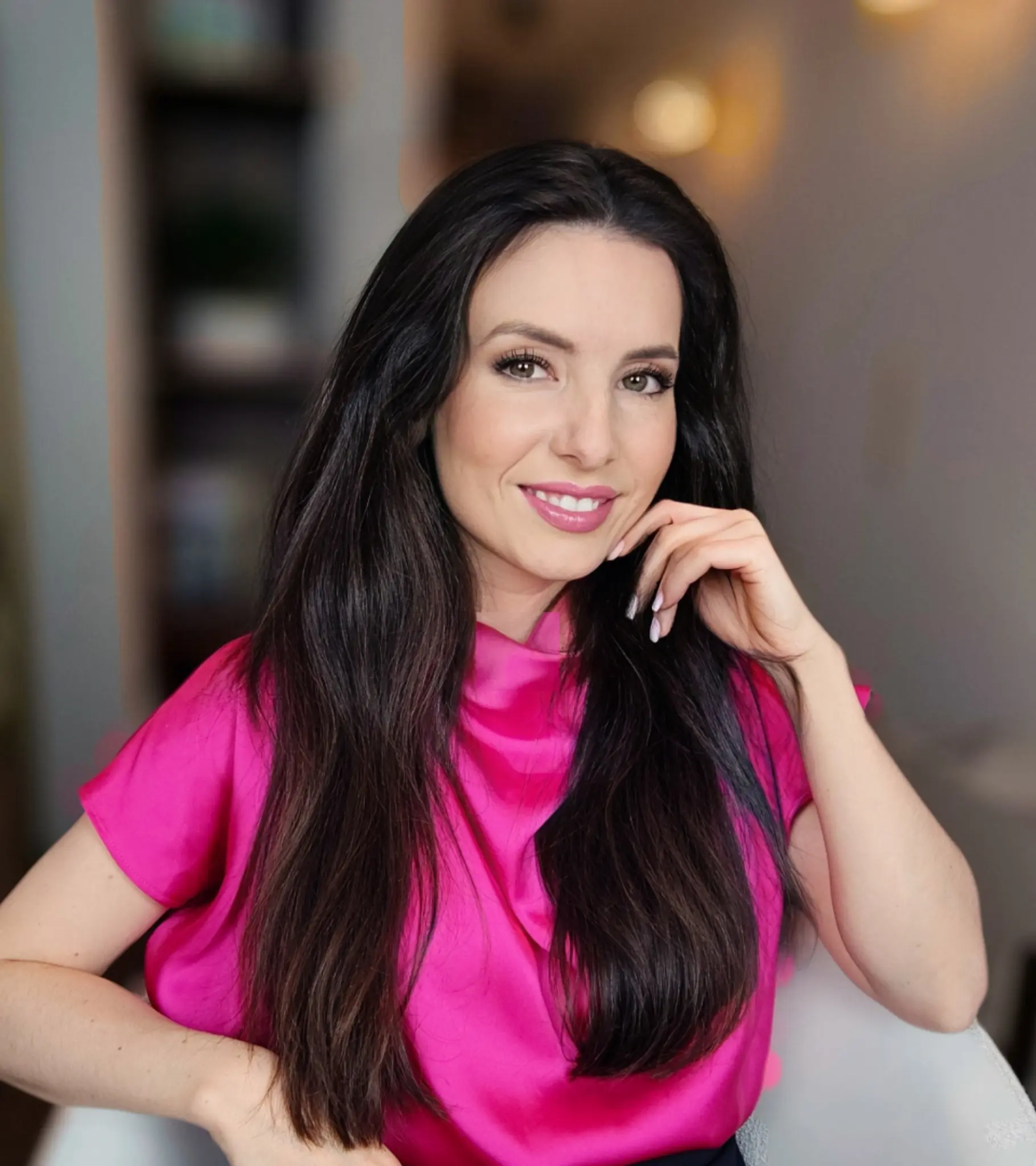 Portret osoby w różowej bluzce w eleganckim wnętrzu